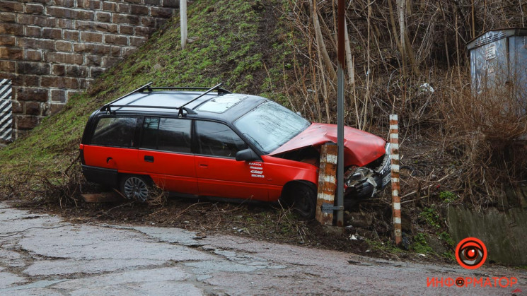 В Днепре из-за ямы на дороге автомобиль…