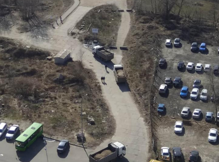 У Києві на Осокорках вантажівки висипали…