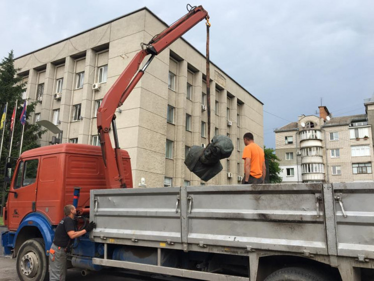 У Вінниці демонтували пам'ятник "божевіл…