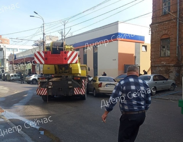 Як у Дніпрі легковик зіткнувся із автокр…