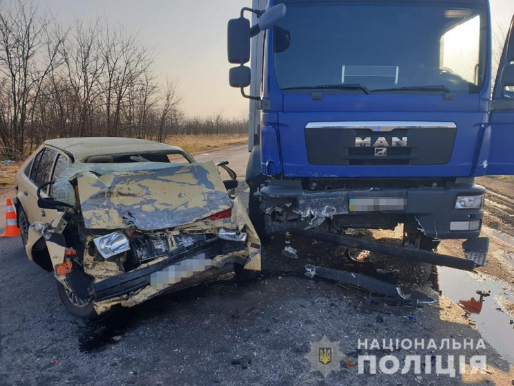 На Запоріжжі вантажівка розчавила легков…