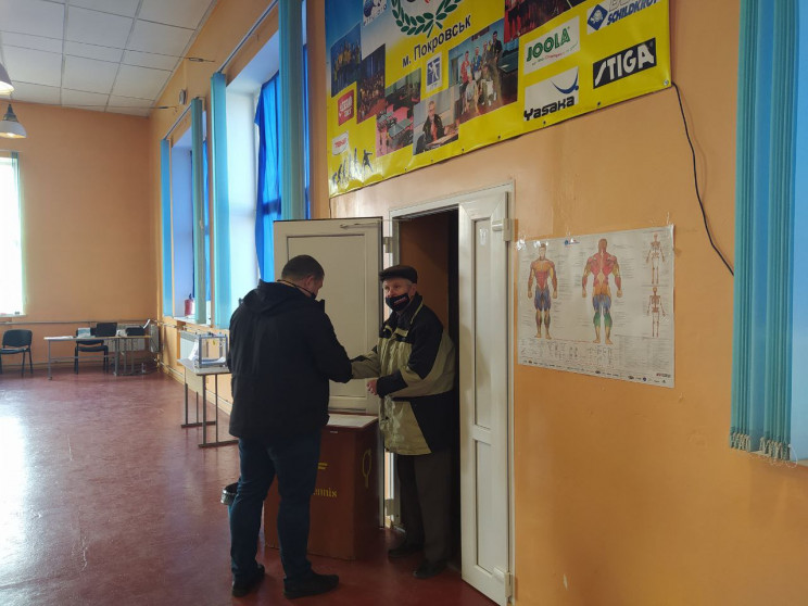На Донеччині виборці приходять голосуват…