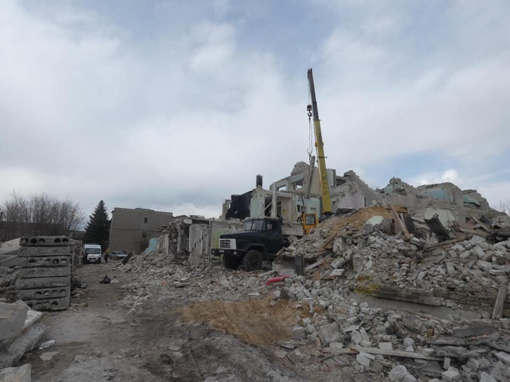 На Луганщине бетонная плита упала на каб…