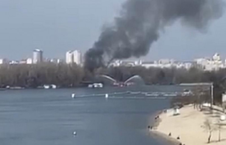 У Києві сталась масштабна пожежа біля Дн…