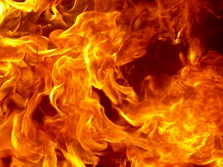 В Харькове тушат пожар в здании, где изг…