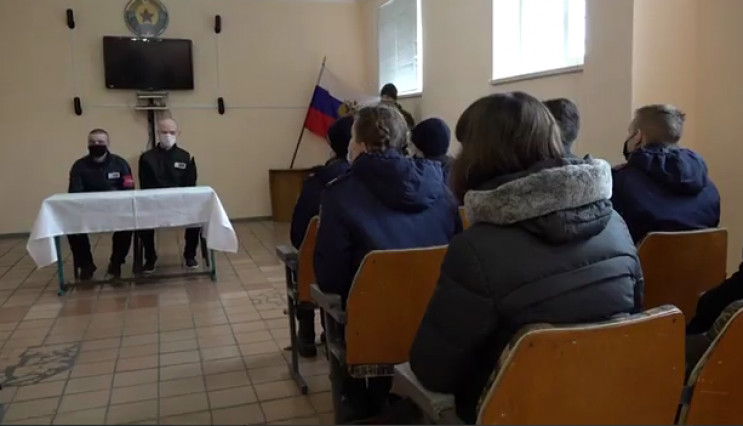 В Луганске детей из интерната привели на…