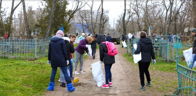 Херсонці провели суботник на меморіально…