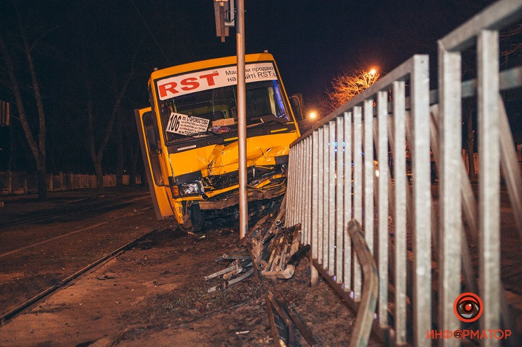 В Днепре маршрутка вылетела с дороги и п…