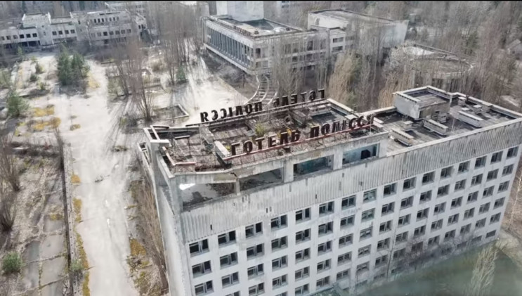 В Припяти разрушается легендарный отель…