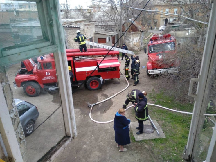 Под Одессой тушили пожар в подъезде дома…