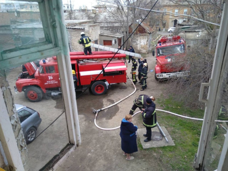 Під Одесою гасили пожежу в під'їзді буди…