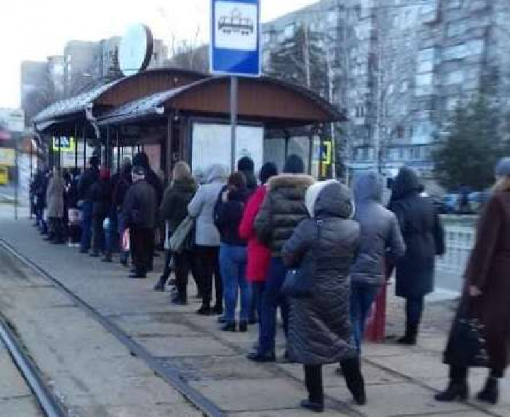 У Львові виникли черги на зупинках грома…