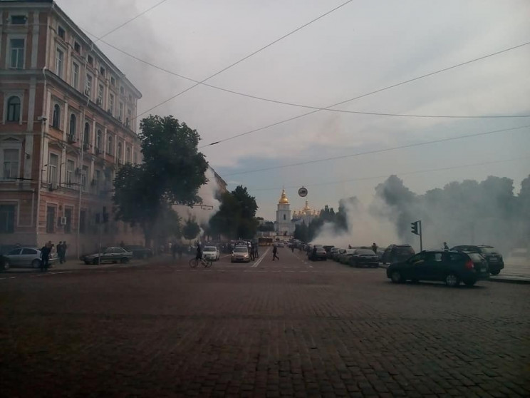 Центр Киева заволокло дымом…