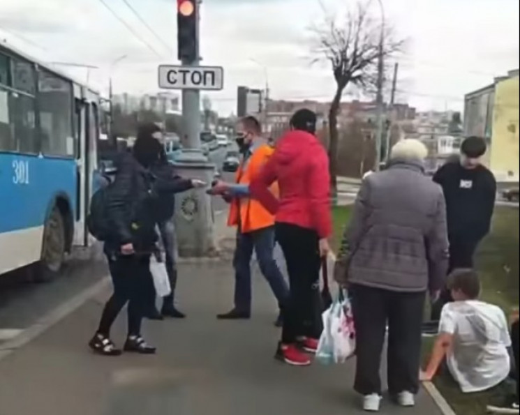 У центрі Вінниці тролейбус збив юнака на…