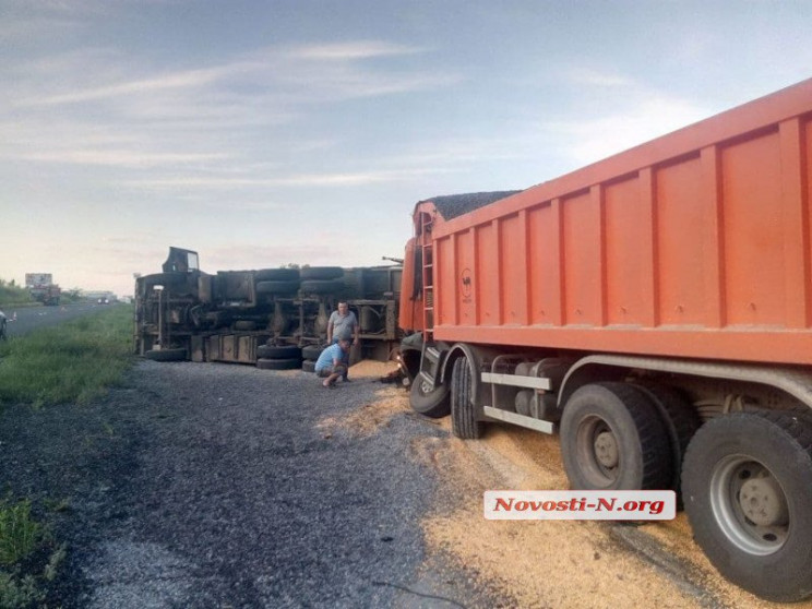 Під Миколаєвом зіткнулися самоскид та ва…