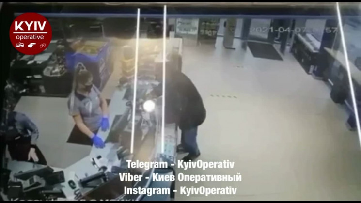 У Києві касиру плюнули в обличчя, через…