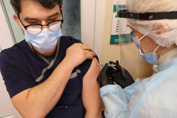 COVID-вакцинация в Украине: Уже пять чел…