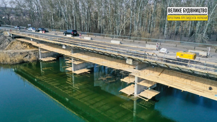 На виїзді з Чугуєва триває ремонт мосту:…