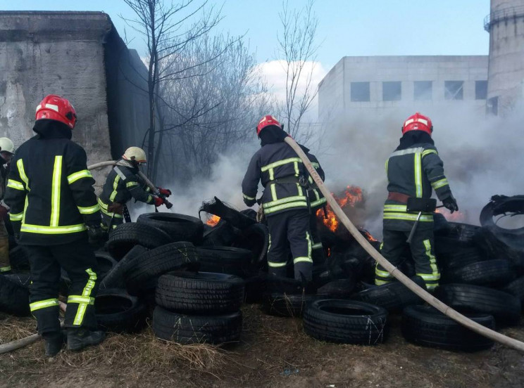 У Львові невідомі підпалили шини (ФОТО)…