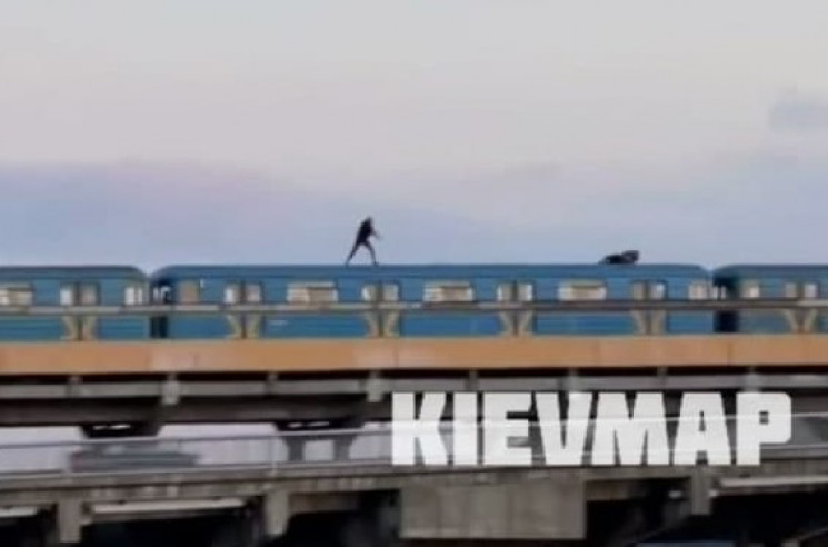 У Києві двоє невідомих залізли на дах по…