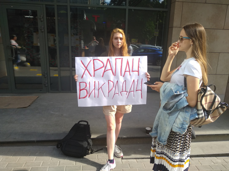 В Киеве молодая мама требует вернуть ей…