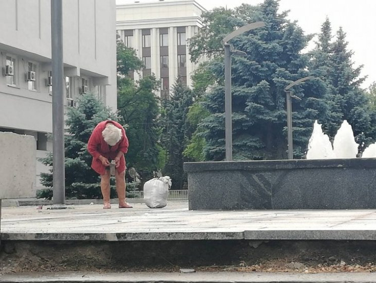 Женщина стирала вещи в фонтане в центре…