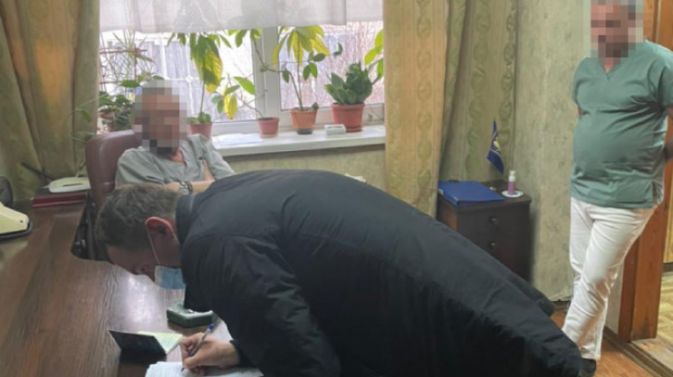 У Києві затримали лікарів, які вимагали…