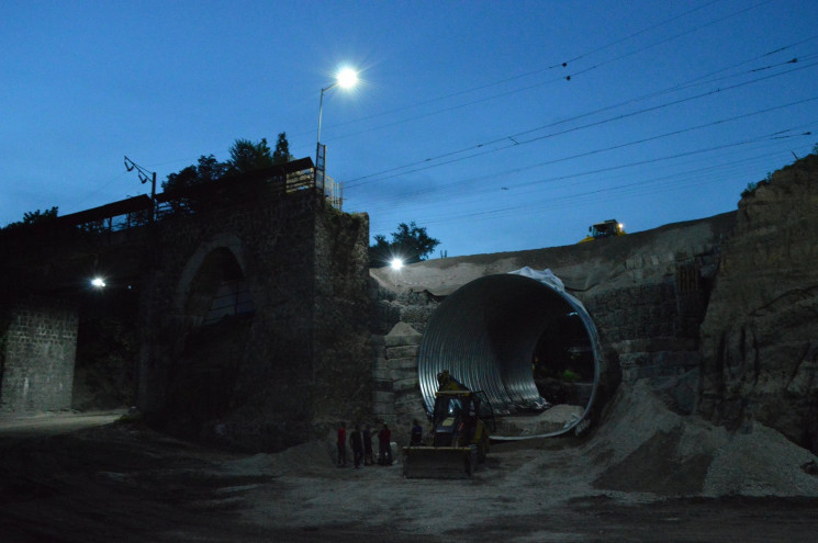 Загальна довжина тунелю під аркою в Кроп…