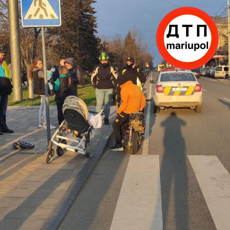 В Маріуполі хлопець на скутері на перехо…