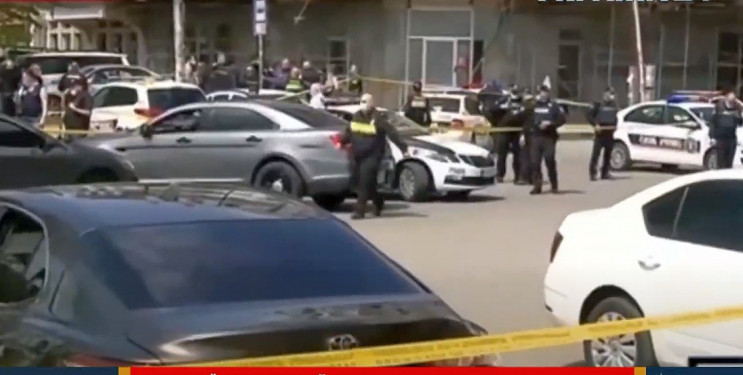 В Тбилиси вооруженный мужчина ворвался в…