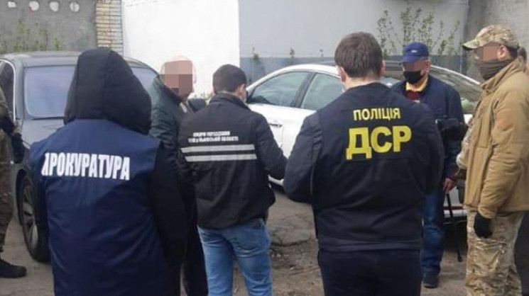 Львовские прокуроры посреди улицы задерж…