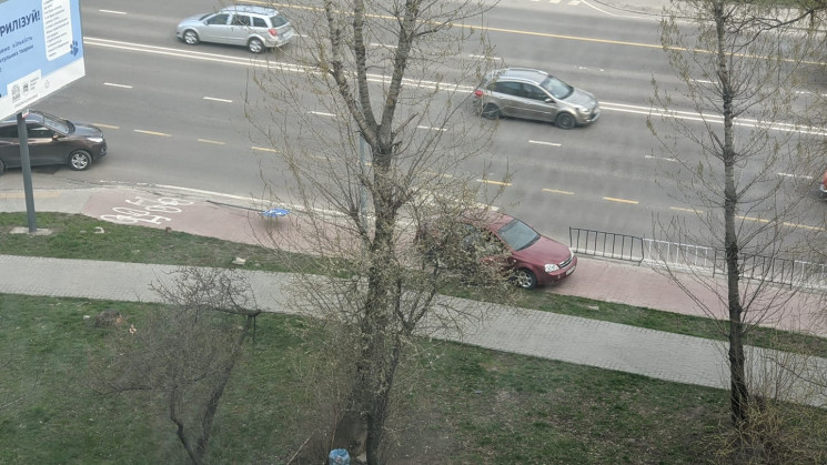 У Львові автомобіль збив знак (ФОТО)…