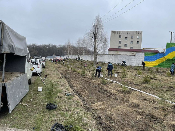 Сквер — в память: На Хмельнитчине высади…