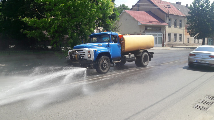 Жара: В Ужгороде поливают улицы…