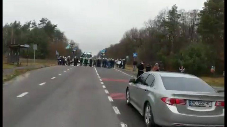 Шахтарі перекрили міжнародну трасу на Ль…