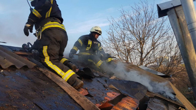 У Києві сталася пожежа на кладовищі: Обі…