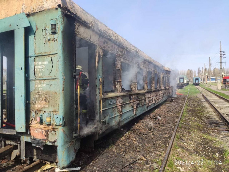 У Києві вщент згорів залізничний вагон (…