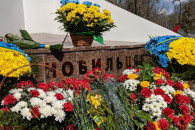 В Харькове возложили цветы к памятникам…