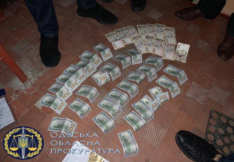 Поліціанта з Одеси звинувачують у хабарн…