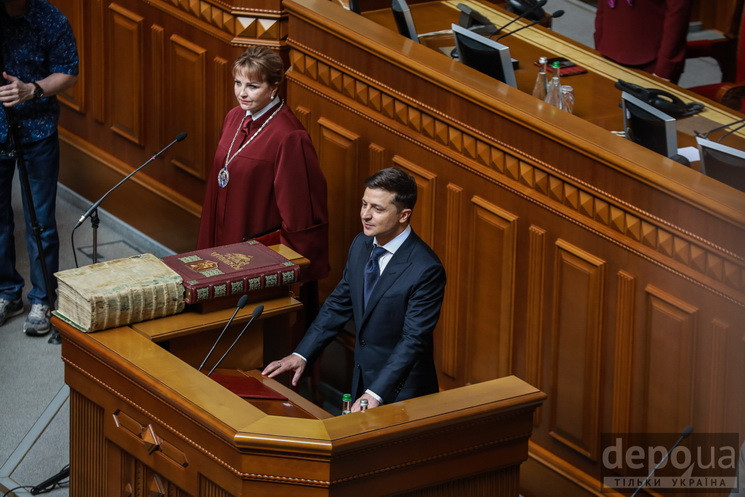 Видео дня: Зеленский идет на Конституцио…