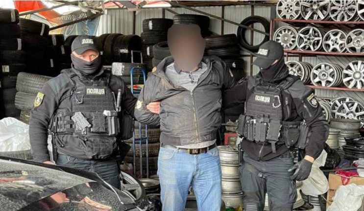 У Києві поліцейський збирав "данину" з р…