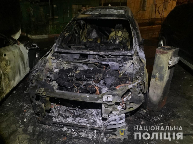 В середмісті Одеси згоріли три автівки,…