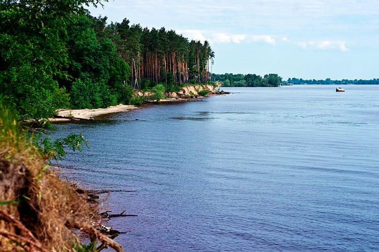 Затоплена церква, блакитне озеро та гран…