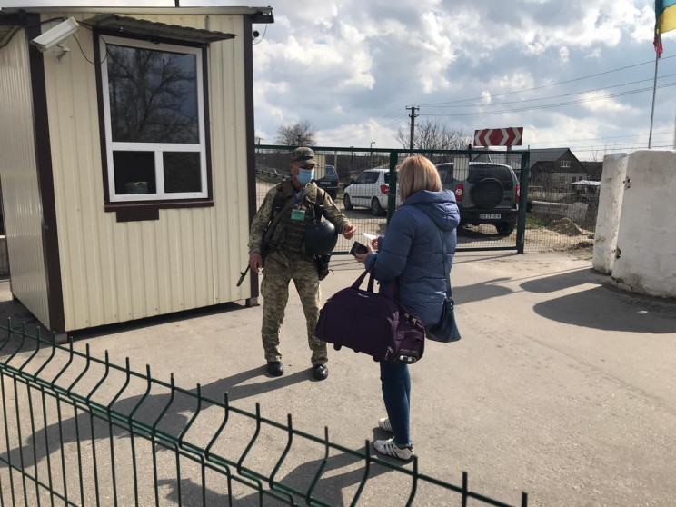 Волонтери рятували жінку, яка "застрягла…