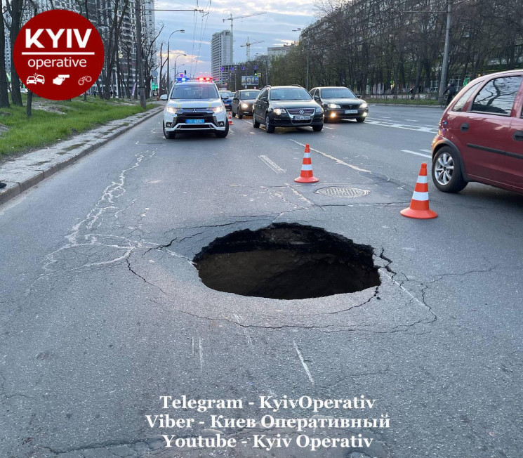 У Києві на проспекті Правди посеред доро…