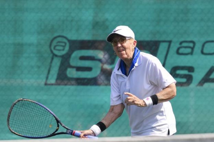 74-річна тенісистка провела офіційний ма…