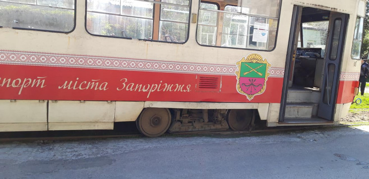 В Запорожье трамвай сошел с рельсов…