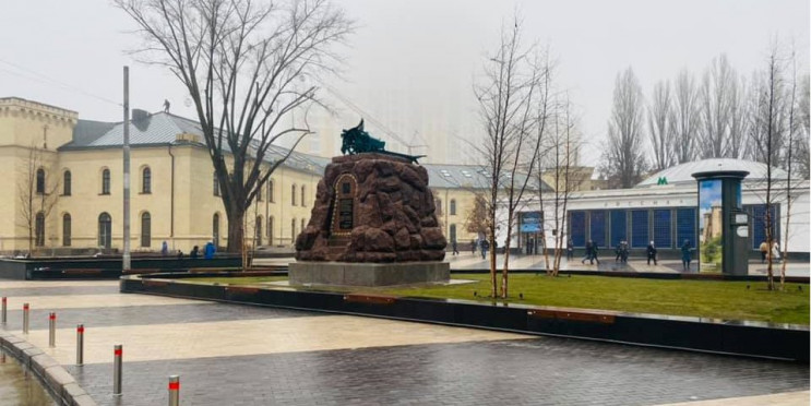 Біля станцій метро "Арсенальна" та "Унів…