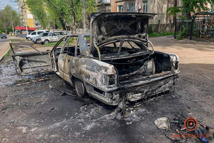 У Дніпрі посеред вулиці згоріла автівка…