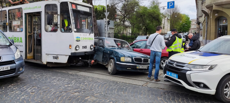 У центрі Львова трамвай і автомобіль роз…